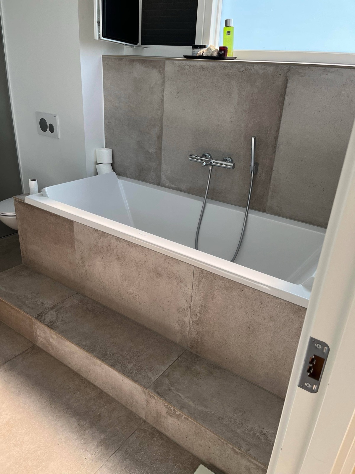 Badeværelsesrenovering — installation og fald mod afløb