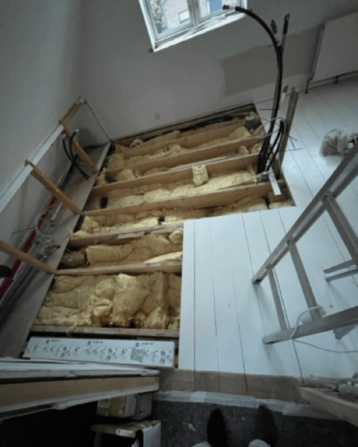Efterisolering af loft — isolering lagt korrekt mellem spær